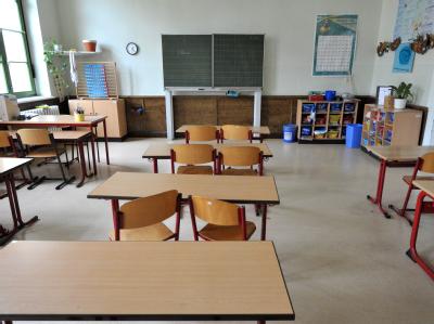 Blick in das leere Klassenzimmer einer Schule. Sollen Lehrer künftig ein Führungszeugnis vorlegen? Klassenzimmer