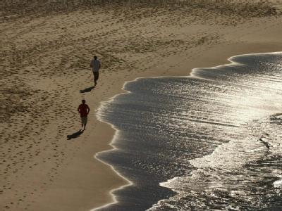 Jogger am Strand (Archiv- und Symbolbild): In den USA ist ein am Strand joggender Geschäftsmann von einem Flugzeug getötet worden. Jogger am Strand