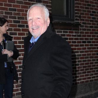 Dem Schauspieler wird sexuelle Belästigung vorgeworfen. Er selbst bestreitet jedoch, sich vor einer Drehbuchautorin ''entblößt'' zu haben. Richard Dreyfuss