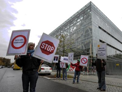 Eine Handvoll Demonstranten protestiert am Rande der Koalitionsverhandlungen gegen Atomkraftwerke. Protest gegen Atomkraftwerke