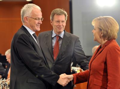 Jürgen Rüttgers und Christian Wulff zusammen mit Kanzlerin Merkel. (Archivbild) Rüttgers, Wulff, Merkel