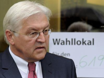 Der Kanzlerkandidat der SPD, Steinmeier, beim Verlassen seines Wahllokals in Berlin. Ernste Miene