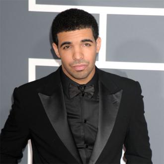 Der Star wurde bei seiner kritischen Dankesrede für den Grammy zu früh unterbrochen. Er spielte die Bedeutung von Preisverleihungen herunter und wurde abgewürgt. Drake