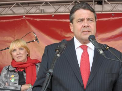 Knapp dahinter: Grünen-Parteichefin Claudia Roth hinter dem SPD-Vorsitzenden Sigmar Gabriel. Knapp dahinter