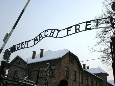 Der Schriftzug Auschwitz-Eingang