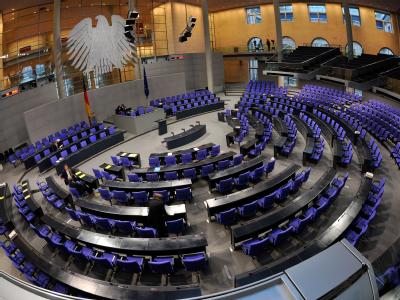 Im Plenarsaal des Deutschen Bundestages sitzen die Abgeordneten nach Parteien gruppiert. Streit um Überhangmandate