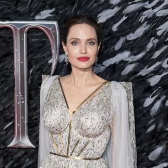 Angelina Jolies ''Bereitschaft'', für ihre Töchter ''zu kämpfen'', inspirierte ihre Leinwandbeziehung zu Elle Fanning in 'Maleficent: Mächte der Finsternis'. Angelina Jolie