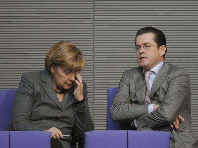 Als hätte Bundeskanzlerin Angela Merkel nicht schon genug Sorgen, machten am Wochenende auch Gerüchte über einen möglichen Rücktritt von Verteidigungsminister Karl-Theodor zu Guttenberg die Runde (Archvibild). Angela Merkel und Karl-Theodor zu Guttenberg