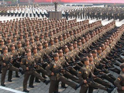 Zum wiederholten Mal droht das kommunistische Regime Nordkoreas mit einem «heiligen Krieg». Foto: epa/YNA/Archiv Militärparade in Pjöngjang