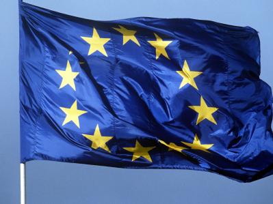Die EU-Regierungen laufen sich allmählich für einen erbitterten Streit um gut eine Billion Euro warm. Foto: Horst Ossinger Europaflagge