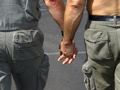 Zwei homosexuelle Männer Hand in Hand (Archivfoto): Bayern hat seine Klage gegen Stärkung der Rechte gleichgeschlechtlicher Paare zurückgezogen. Hand in Hand