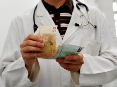 Nach Ansicht von SPD-Gesundheitspolitikern geht die angekündigte Prüfung von Bestechungsvorwürfen nicht weit genug. (Symbolbild) Arzt