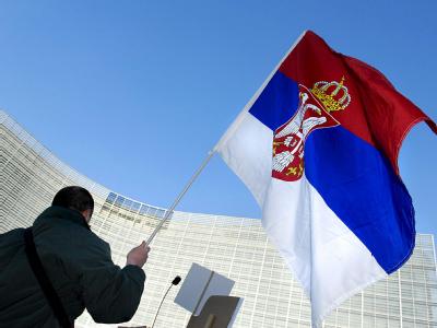Vor der Tür: Ein Demonstrant mit der Fahne Serbiens vor der EU-Zentrale in Brüssel. Foto: Olivier Papegnies/Archiv Vor der Tür