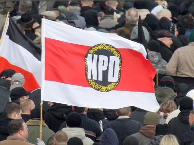 NPD-Anhänger bei einer Demonstration in Dresden. Die Partei konnte bei den Wahlen dieses Jahres bisher keine Erfolge verzeichnen. NPD-Fahne