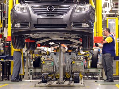 Opel-Mitarbeiter fürchten um ihre Arbeitsplätze. Opel-Produktion