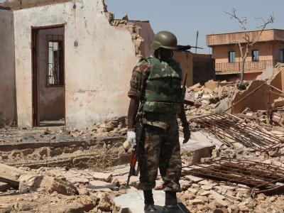 Ein Soldat der Regierungsarmee in den Trümmern eines zerstörten Hauses. Zerstörung
