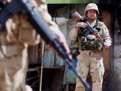 ISAF-Soldaten am Ort eines Anschlags bei Kabul. Ein entführter Reporter der «New York Times» ist befreit worden. (Symbolbild) ISAF-Soldaten