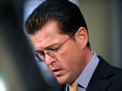 Der damalige Verteidigungsminister Karl-Theodor zu Guttenberg gibt am 01. März in Berlin seinen Rücktritt bekannt. zu Guttenberg