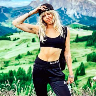 Die 27-Jährige glaubt, dass die Corona-Virus-Pandemie sich positiv auf die Umwelt auswirkt. Miley Cyrus