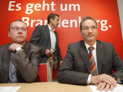 SPD-Generalsekretär Ness (l-r), Landtags-Fraktionschef Baaske und Brandenburgs Ministerpräsident Platzeck am Montag beim Kleinen Parteitag der SPD. SPD