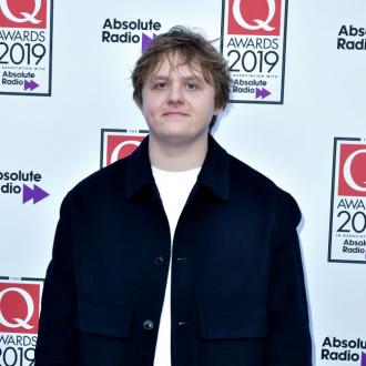 Der Sänger war noch ein Kind, als seine Tante Selbstmord verübte. In seinem neuen Song singt er nun über die Folgen einer solchen Tat. Lewis Capaldi