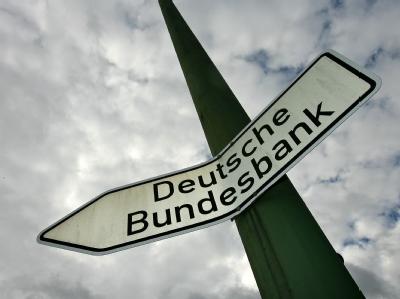 Ein Hinweisschild vor der Hauptverwaltung der Deutschen Bundesbank. In Sachen Sarrazin sieht die Notenbank die Politik am Zug. Bundesbank