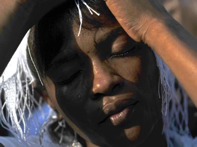 Ein Haitianerin trauert um die Opfer der Katastrophe. Trauer
