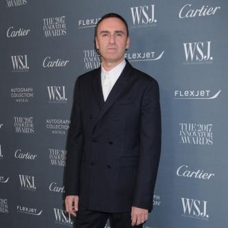 Berichten zufolge könnte der Modemacher bald für das italienische High-Fashion-Label designen. Mit dessen Gründerin Miuccia Prada ist er eng befreundet. Raf Simons