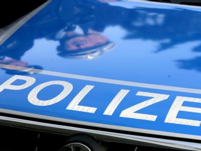 Ein 14 Jahre alter Schüler hat einen 15-jährigen Klassenkameraden auf dem Gelände einer Realschule in Backnang mit einem Messer schwer verletzt. (Symbolbild) Polizeieinsatz