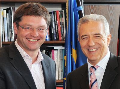Der sächsische Ministerpräsident Stanislaw Tillich (CDU,r) und der FDP-Fraktionsvorsitzende im sächsischen Landtag, Holger Zastrow. Zastrow und Tillich