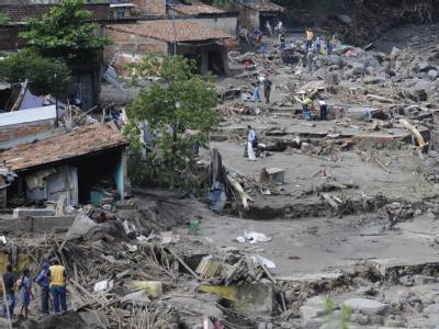 Ein über die Ufer getretener Fluss hat ein Dorf in El Salvador überschwemmt. Überschwemmtes Dorf