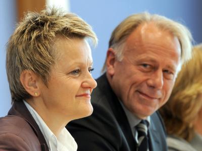 Renate Künast und Jürgen Trittin sind bei den Grünen als neue Fraktionsvorsitzende gewählt worden. Künast und Trittin