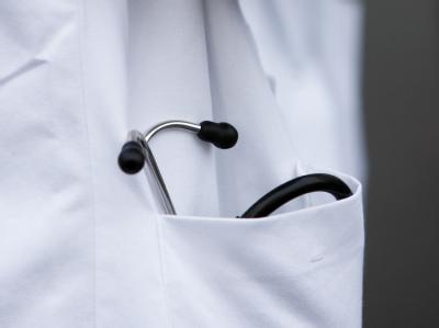 Ein Stethoskop im Kittel eines Arztes. Der Patientenbeauftragte der Bundesregierung fordert ein bundesweites Melderegister für ärztliche Behandlungsfehler. Arztkittel