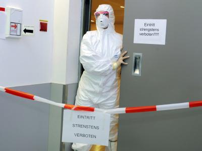 Eine Krankenschwester vor einem Hochsicherheitslabor. (Archivbild) Labor
