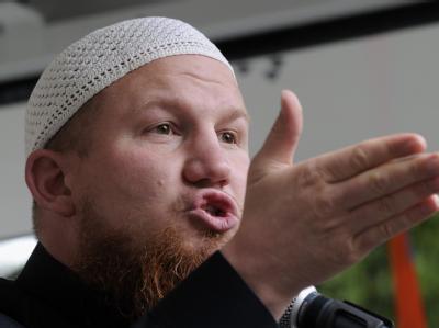 Der radikal-islamistische Prediger Pierre Vogel spricht im Sommer 2011 im hessischen Dietzenbach zu Anhängern. Foto: Boris Roessler Pierre Vogel