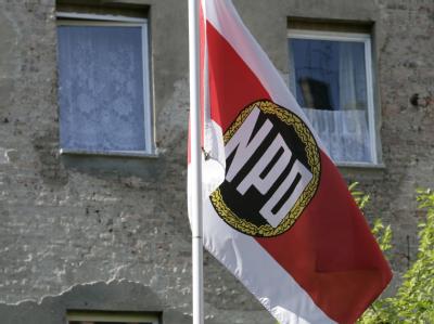 Die NPD-Fahne auf dem Hof der NPD-Parteizentrale in Berlin. (Archivbild) NPD-Fahne