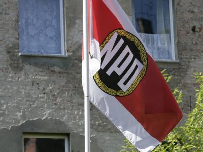 Die NPD-Fahne auf dem Hof der NPD-Parteizentrale in Berlin. (Archivbild) NPD-Fahne