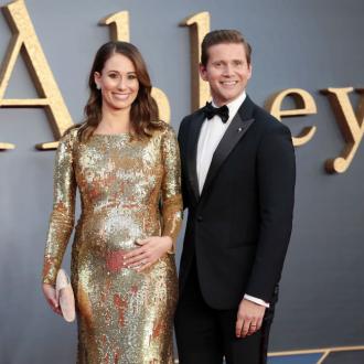 Der Schauspieler weiß, ob sein erstes Kind ein Junge oder ein Mädchen wird, möchte es aber noch nicht verraten. Allen Leech und Jessica Blair Herman