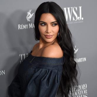Der Plan der Geschäftsfrau, einen Anteil ihrer Kosmetikfirma zu verkaufen, wird von Hindernissen geplagt. Der Star möchte einen Teil seines Geschäfts verkaufen. Kim Kardashian West