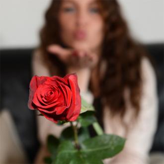Die hübsche Blondine verrät, wie ein Mann ihr Herz erobern kann. Vor allem Eigeninitiative sei angesagt. 'Bachelorette'-Rose