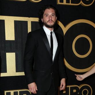 Der Schauspieler wiegt sich sicher in seiner Erfahrung. Durch Jon Schnee kennt er schon die Abläufe in großen Franchises. Kit Harrington