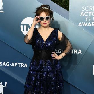 Die 53-jährige Schauspielerin appellierte bei den Screen Actors Guild Awards an die Zuschauer, sich einen Job bei 'The Crown' zu holen. Helena Bonham Carter