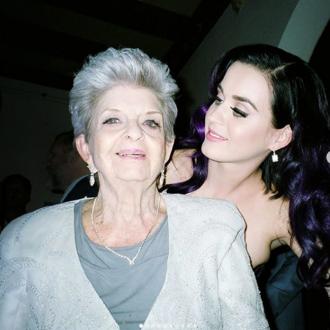 Die amerikanische Musikerin erwartet in einigen Monaten ihre erste Tochter. Und die wird sie womöglich nach ihrer verstorbenen Oma benennen. Katy Perry und Oma Ann Pearl Hudson