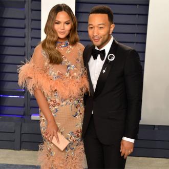 Der Sänger steht am liebsten alleine in der Küche - seine Frau ebenso. Ihre Kochstile seien einfach zu unterschiedlich. John Legend, Chrissy Teigen