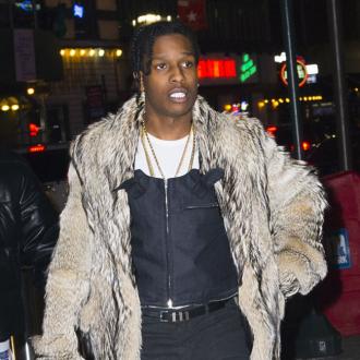 Der Rapper verbrachte über den Sommer einen Monat im Gefängnis in Stockholm. Der Künstler wurde wegen einer Auseinandersetzung auf der Straße gefangengenommen. A$AP Rocky