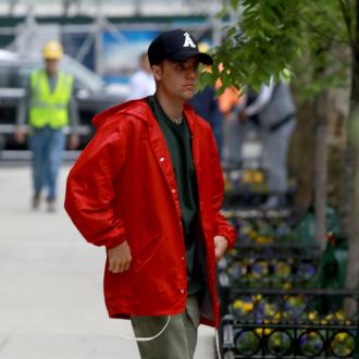 Der Sänger fragte Fans, ob sie sich ein neues Album bereits vor Weihnachten wünschen. Der Künstler nimmt neue Musik auf, die er vorzeitig veröffentlichen wird, Justin Bieber