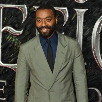 Der Schauspieler musste sich wortwörtlich Gegenwinden stellen. In der Luft und vor Windmaschinen zu drehen, ist gar nicht so leicht. Chiwetel Ejiofor