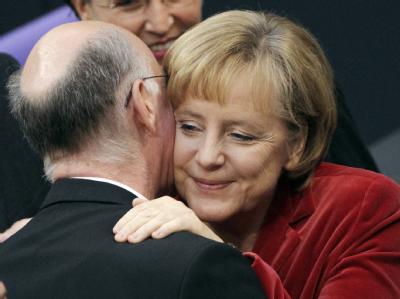 Bundeskanzlerin Angela Merkel gratuliert Bundestagspräsident Norbert Lammert zur Wiederwahl. Angela Merkel und Norbert Lammert