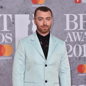 Der Sänger wirft der Musikindustrie vor, homophob und sexistisch zu sein. Daher hatte er auch lange Zeit Angst, sich zu outen. Sam Smith