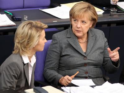 Bundesarbeitsministerin Ursula von der Leyen und Bundeskanzlerin Angela Merkel im Bundestag. Merkel und von der Leyen